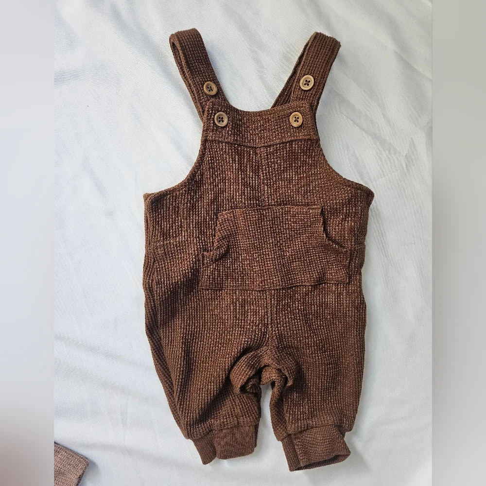 Set Of Newborn Neutral Pieces- Carter's- Romper And 2-Way Zip One-Piece- Newborn